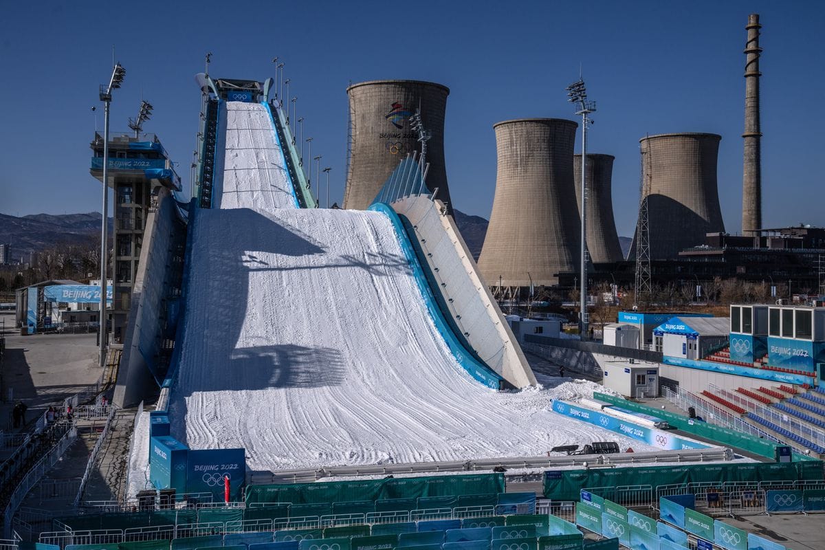 Una pista da sci artificiale realizzata accanto a un impianto industriale dismesso per le Olimpiadi di Pechino.