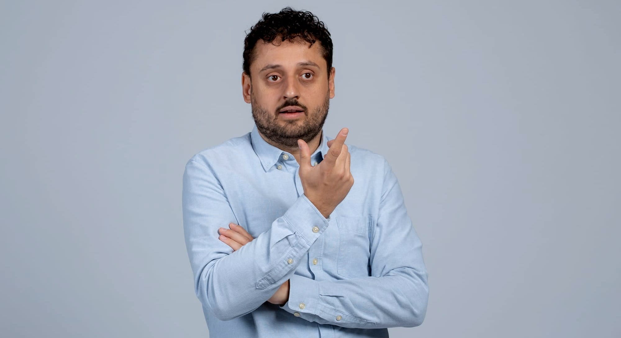Ritratto a mezzo busto di un giovane adulto.