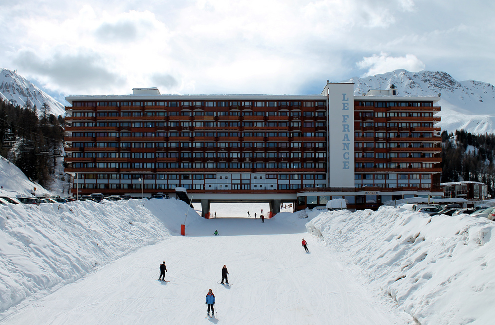 Un condominio posto a cavallo di una pista da sci.