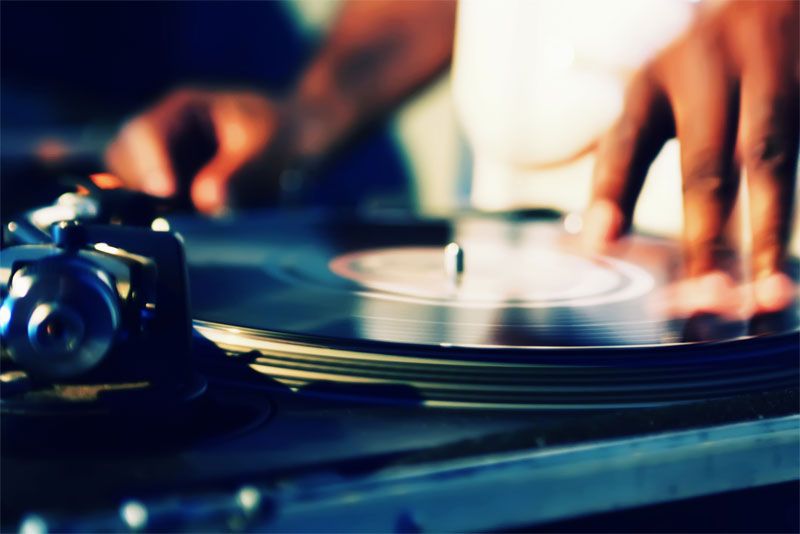 Elogio della medietà: serata Disco Pub