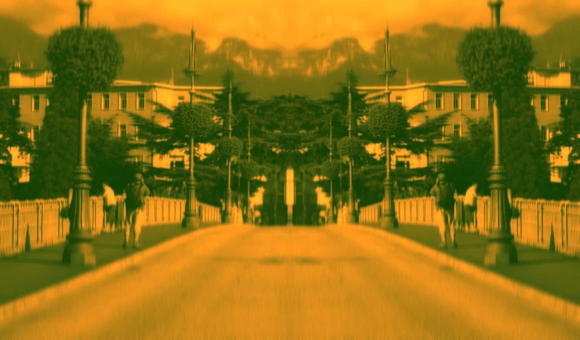 Un turista scatta una foto dal ponte Talvera a Bolzano