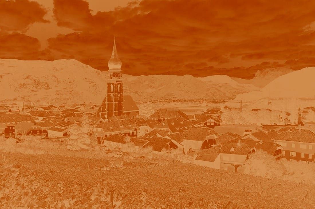 Veduta del paese di Appiano sulla Strada del Vino, col campanile a cipolla della chiesa.