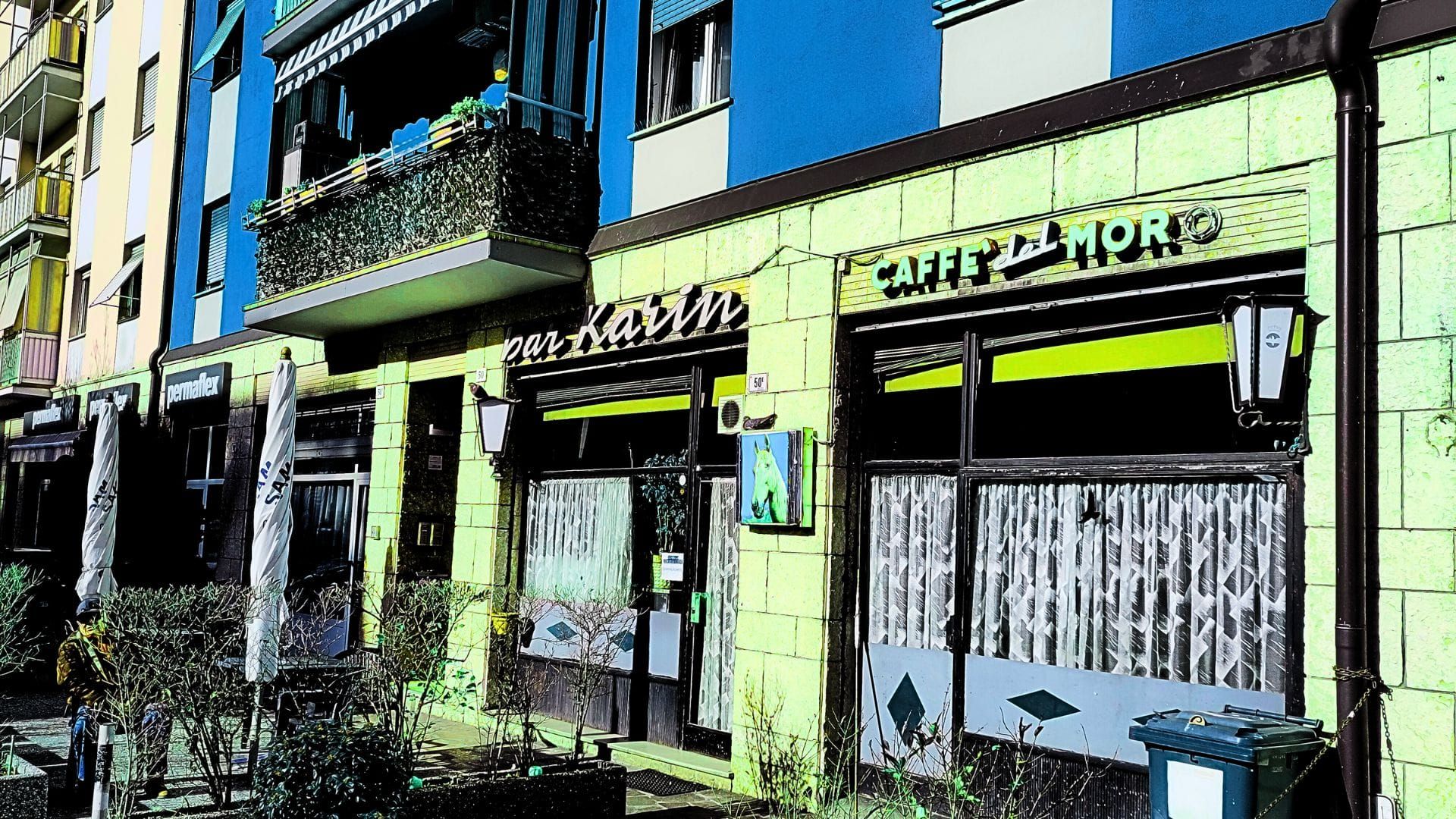 La vetrata esterna del bar Karin a Bolzano.
