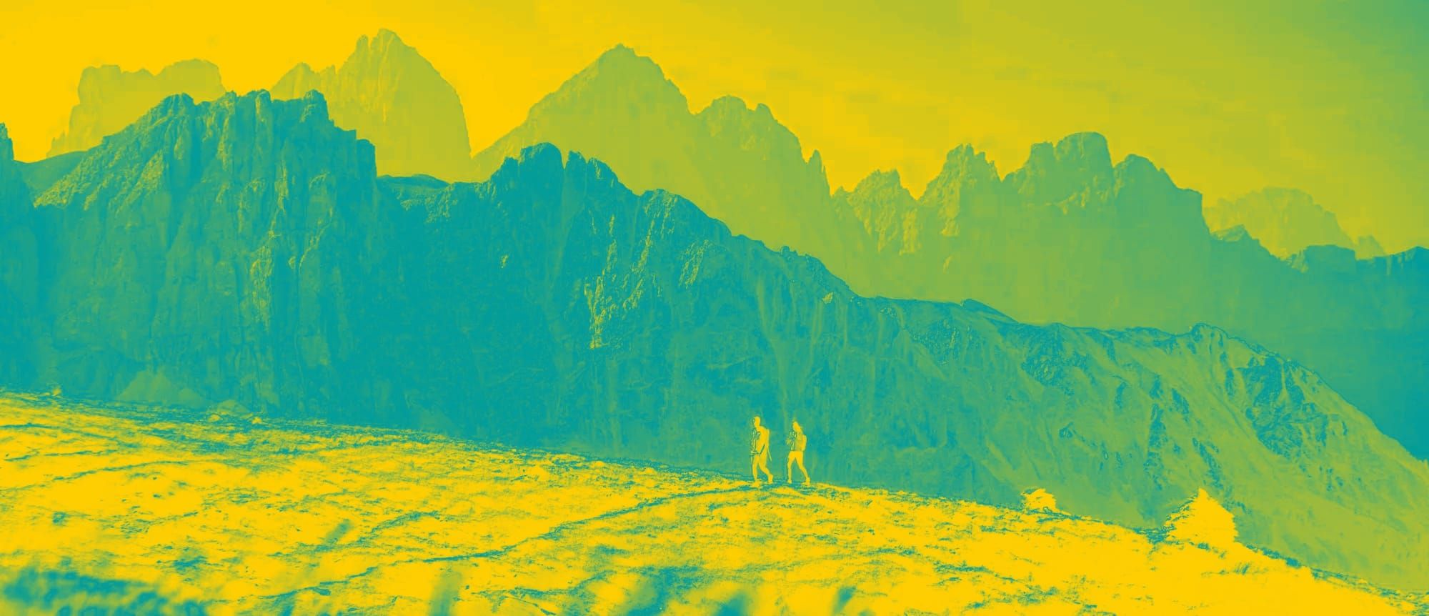 Una coppia di escursionisti in montagna.