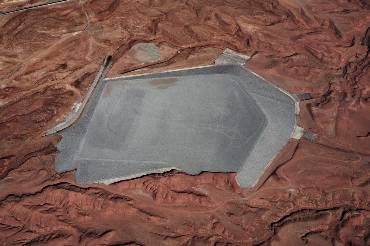 Un sito di stoccaggio dell'uranio nel deserto del messico, ripreso dall'alto. 
