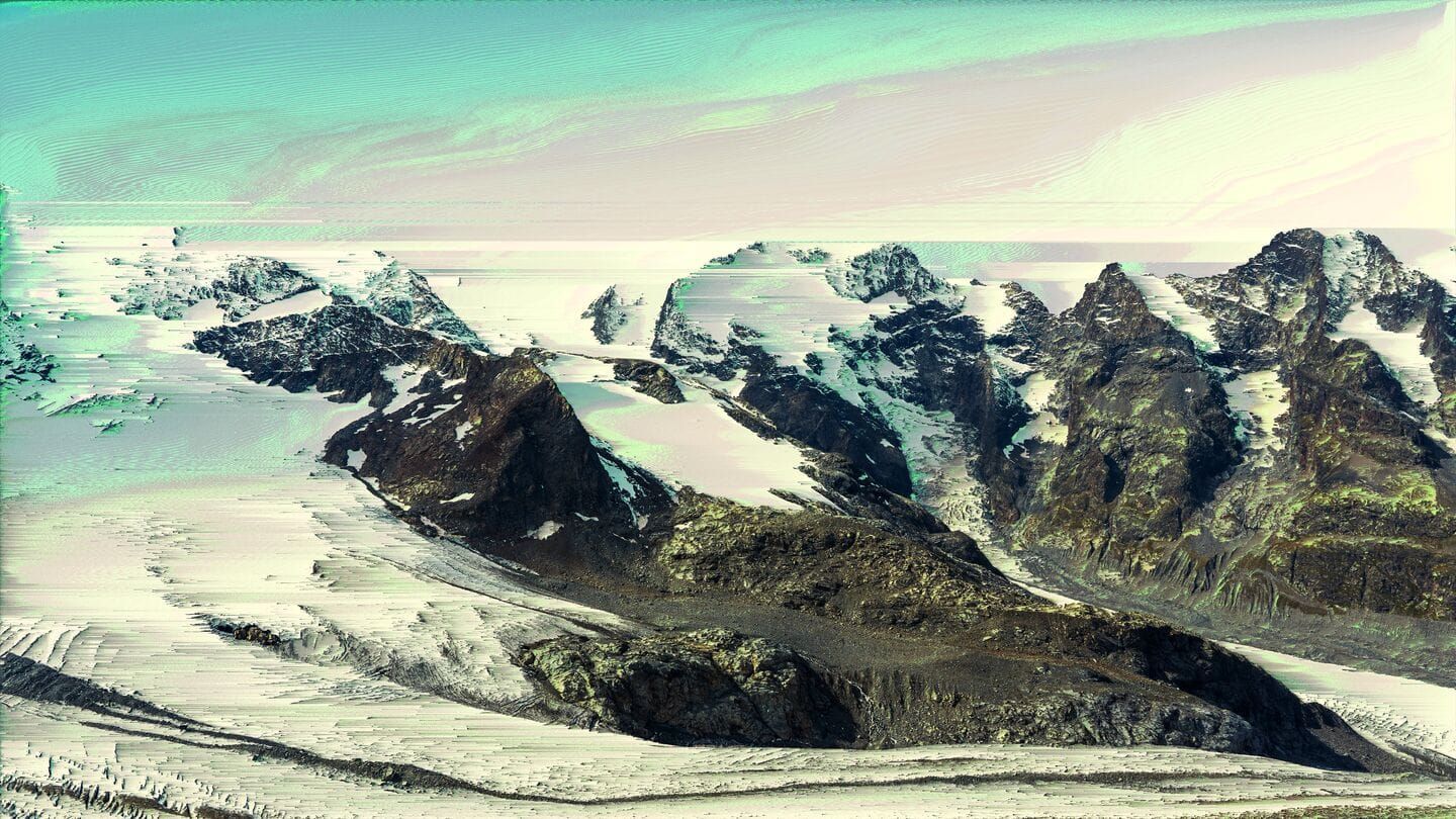 Fotografia del Piz Bernina lavorata digitalmente con la tecnica del pixel sorting.