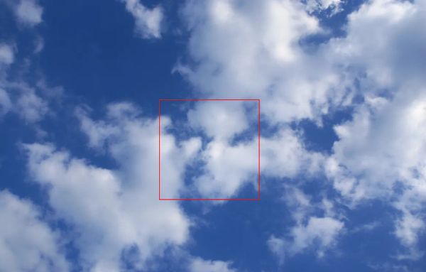 Un cielo azzurro con nuvole bianche.