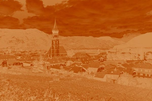 Veduta del paese di Appiano sulla Strada del Vino, col campanile a cipolla della chiesa.