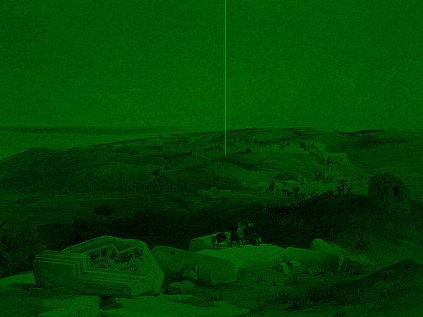  Drones Light of God, opera di James Bridle. Un fascio di luce al centro di un'antica pittura di paesaggio.