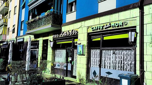 La vetrata esterna del bar Karin a Bolzano.