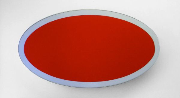 Una scultura ovale. L'interno e rosso, la cornice bianca. È Untitled, di Daniel Pflumm.