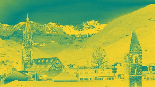 Panorama di Bolzano con vista sul Catinaccio, in primo piano i campanili del Duomo e del convento dei Domenicani.