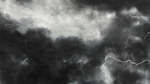 Un cielo plumbeo solcato da lampi. When first i raised the Tempest di Tacita Dean.