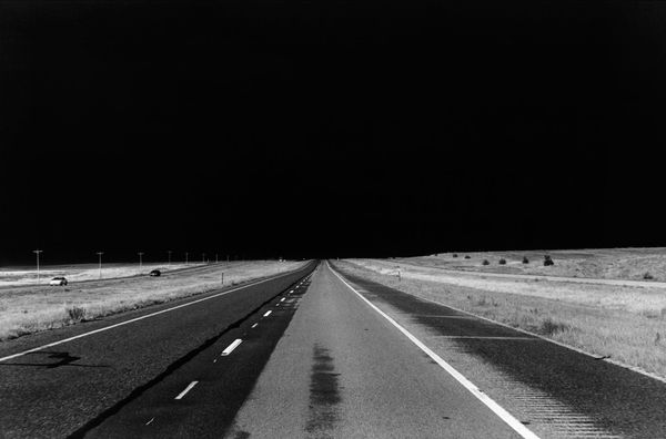 Una strada nel deserto di notte. Black skies over the High Plains, foto di Ed Templeton.