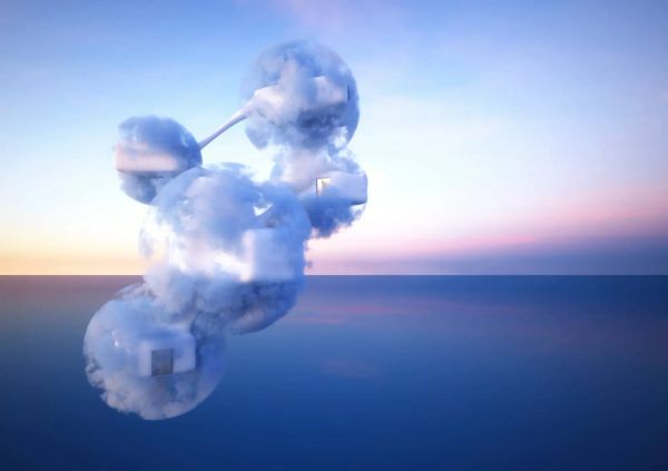 Nubi di forma rotonda sullo sfondo del mare e del cielo al tramonto.