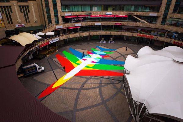 Sagoma di un aereo disegnata sulla superficie di una piazza.