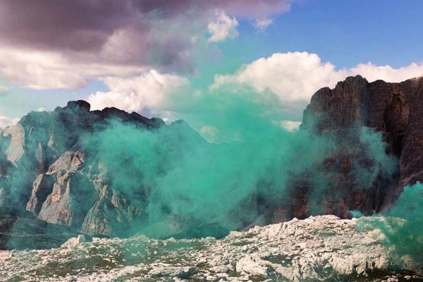 Nube di fumo verde su una cima alpina.