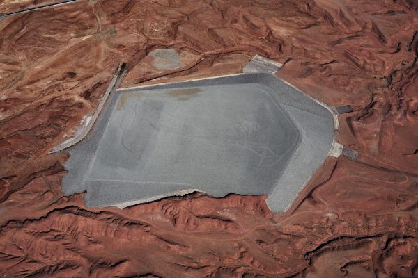 Un sito di stoccaggio dell'uranio nel deserto del messico, ripreso dall'alto. 