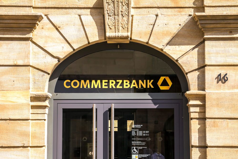 Commerzbank Launches Up-to-€1 Billion Buyback to Counter UniCredit's Advance