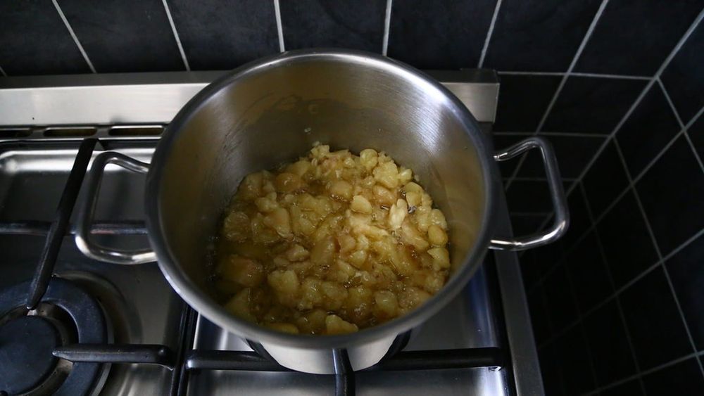Beef fat rendering in a saucepan — photo for the seed-oil-free guide: How to Render Tallow at Home