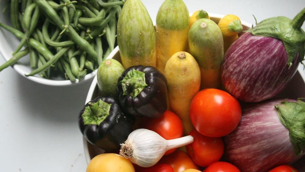 Fresh vegetables on a kitchen counter — photo for the seed-oil-free guide: Can Seed Oils Make Histamine Intolerance Worse?