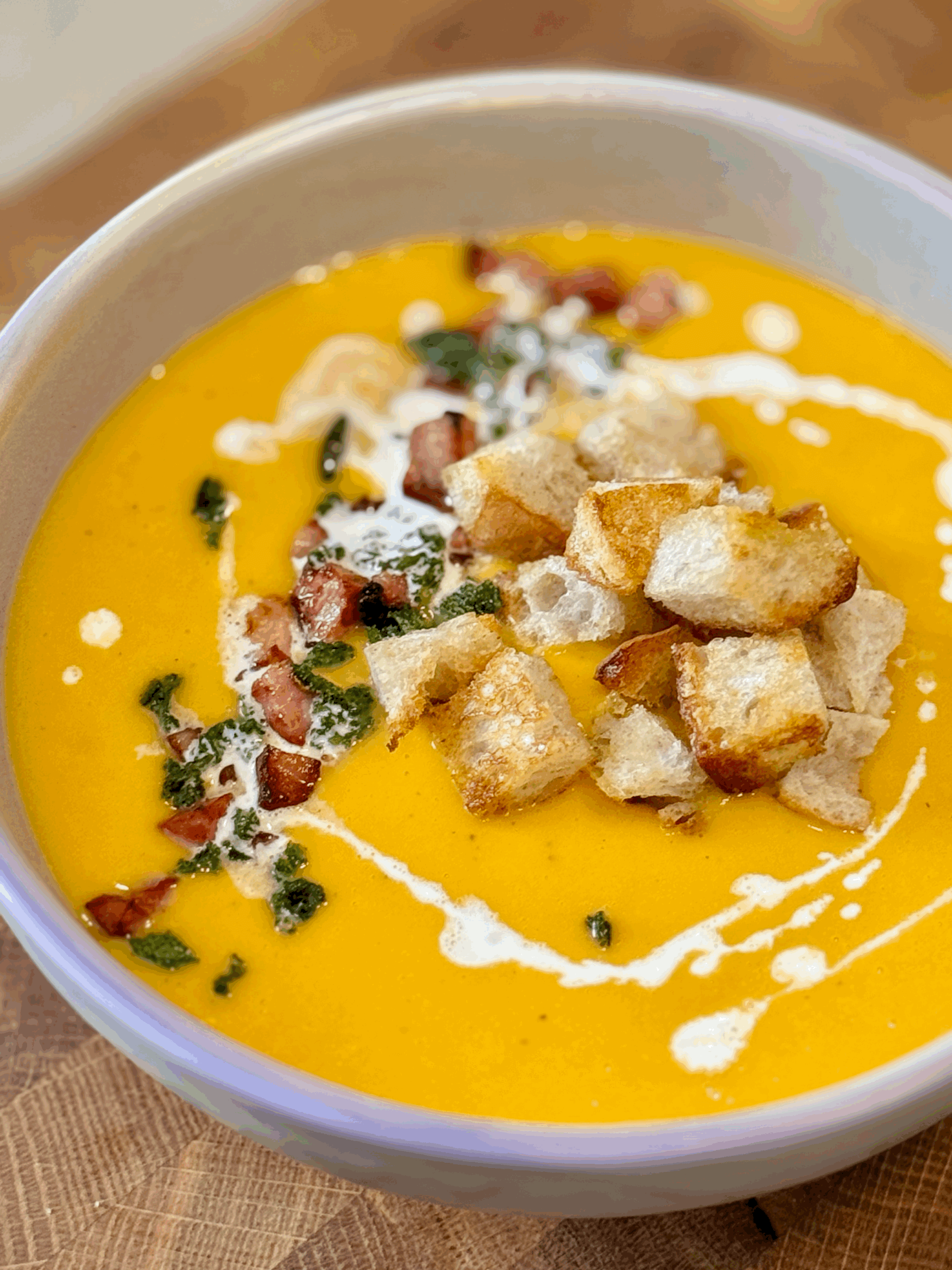 Supă cremă de dovleac, cu bacon si salvie