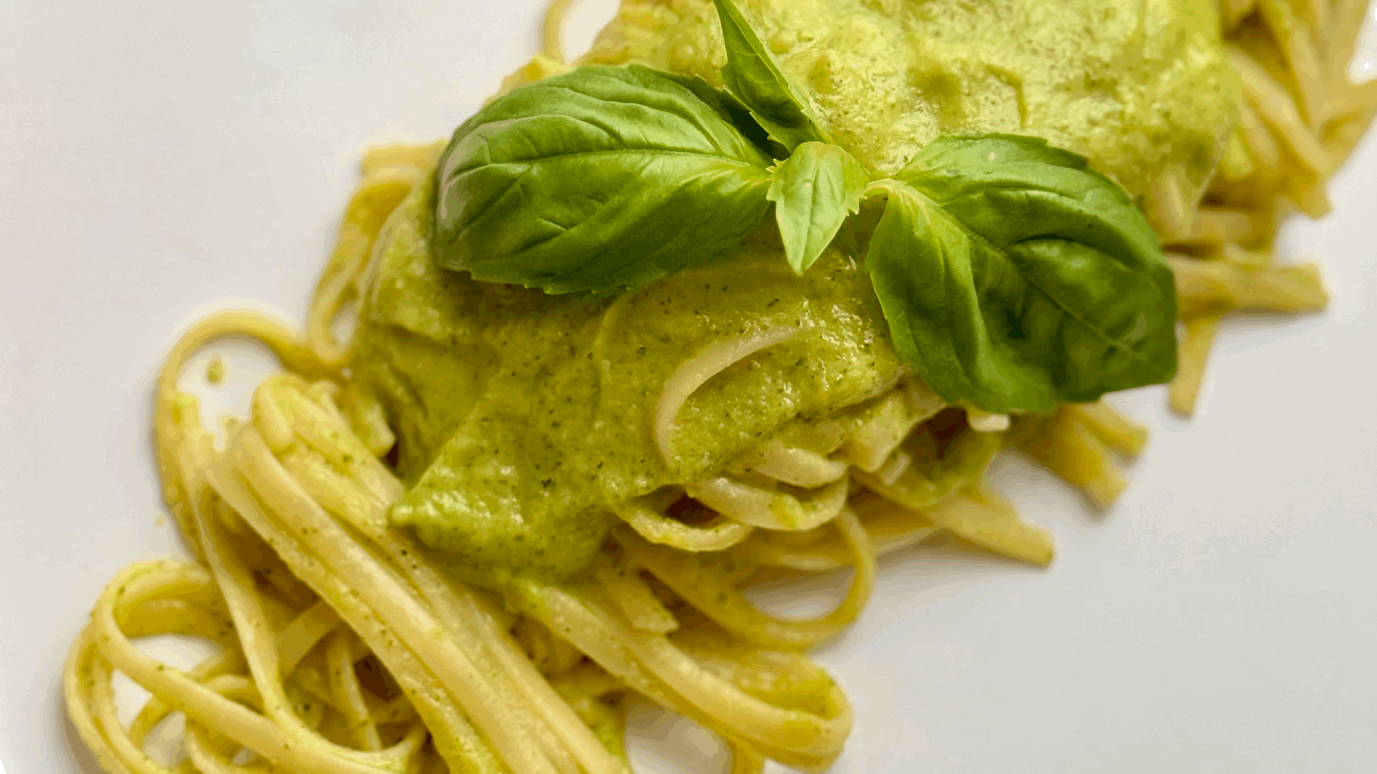 Paste cu sos din zucchini cu zest de lămâie