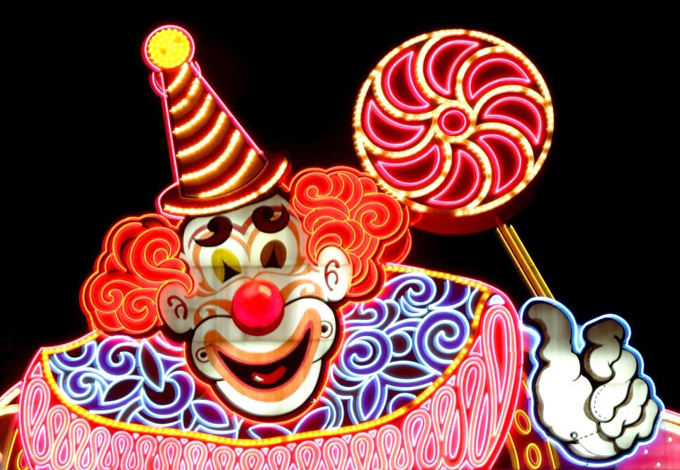 „Toți oamenii ca oamenii, iar ăsta-i clovn!”