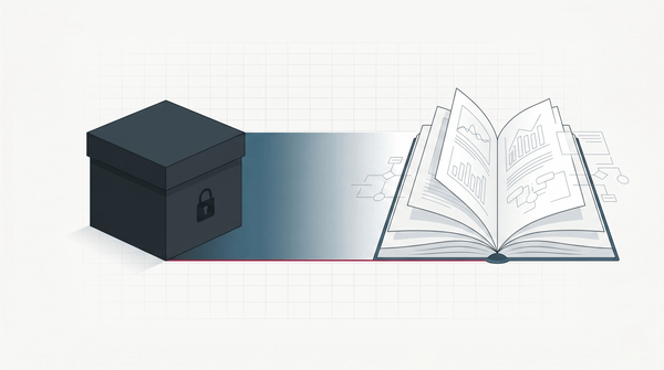 Scatola nera chiusa con lucchetto a sinistra, libro aperto con diagrammi di dati a destra: copertina dell'articolo sui tre livelli di maturità dell'analisi LCA per PMI.