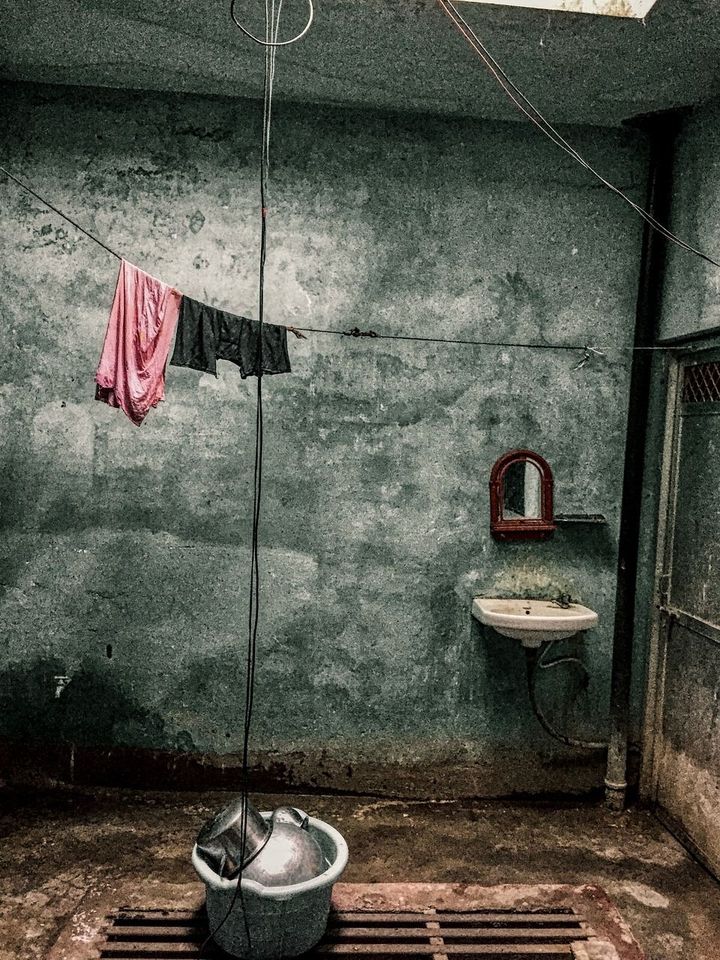 How can the UK government and international partners reduce global extreme poverty?