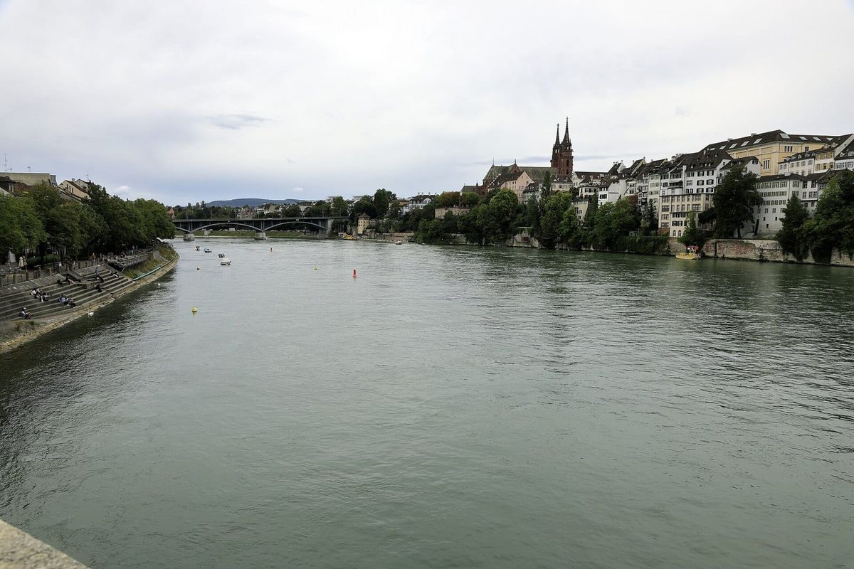 Rhein in Basel mit Münster und Grossbasler Uferbebauung