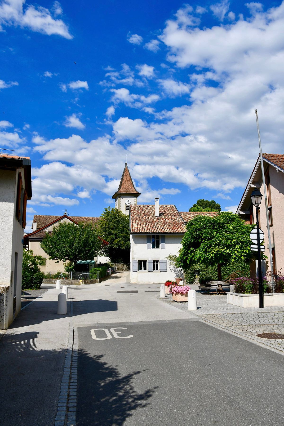 Dorfstrasse und Kirche von Aire-la-Ville