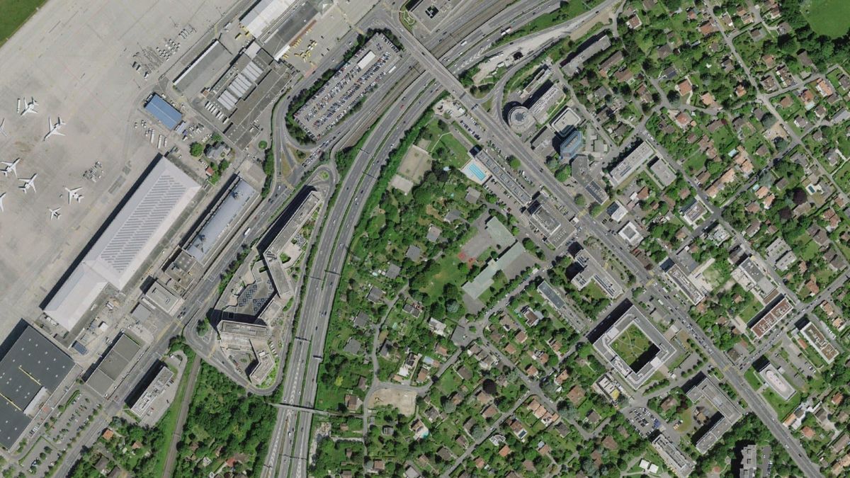 Luftbild von Cointrin mit Wohnquartier und angrenzendem Flughafengelände