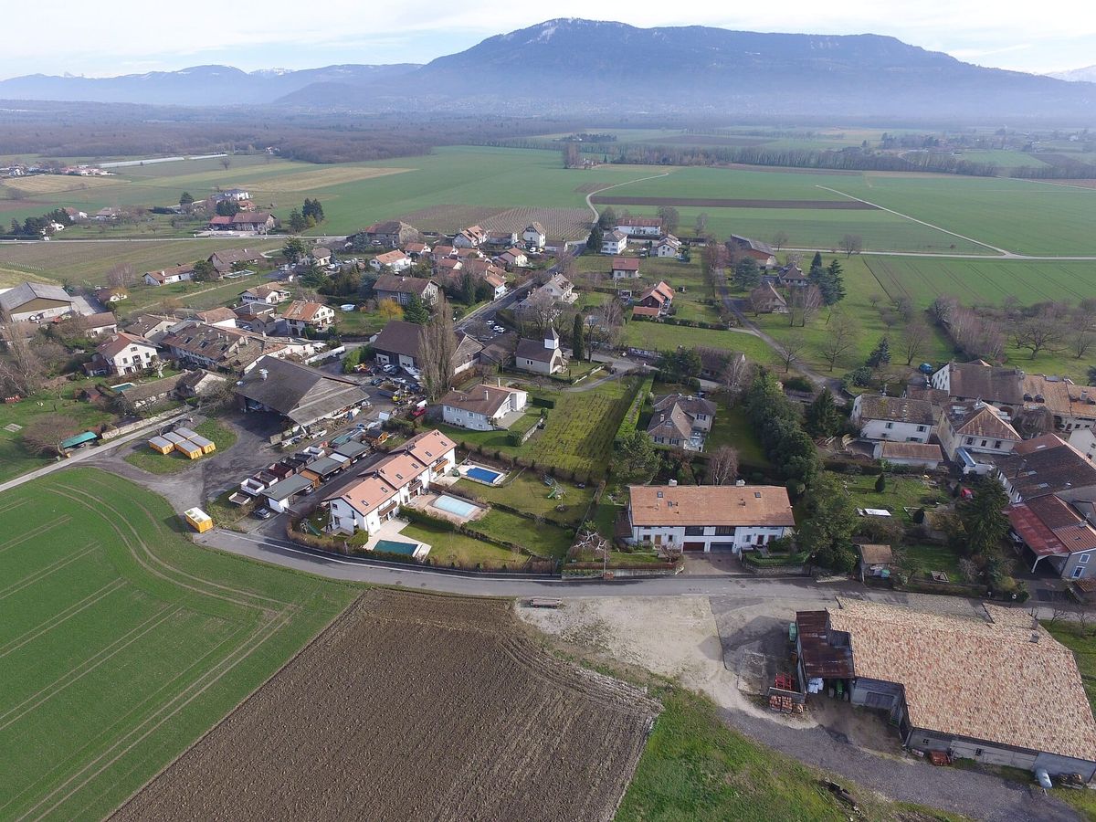 Luftaufnahme der Genfer Gemeinde Gy