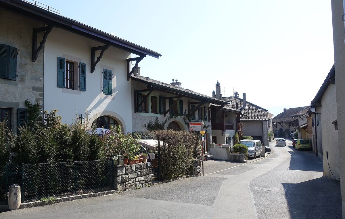 Dorfstrasse mit älteren Häusern in Sézegnin