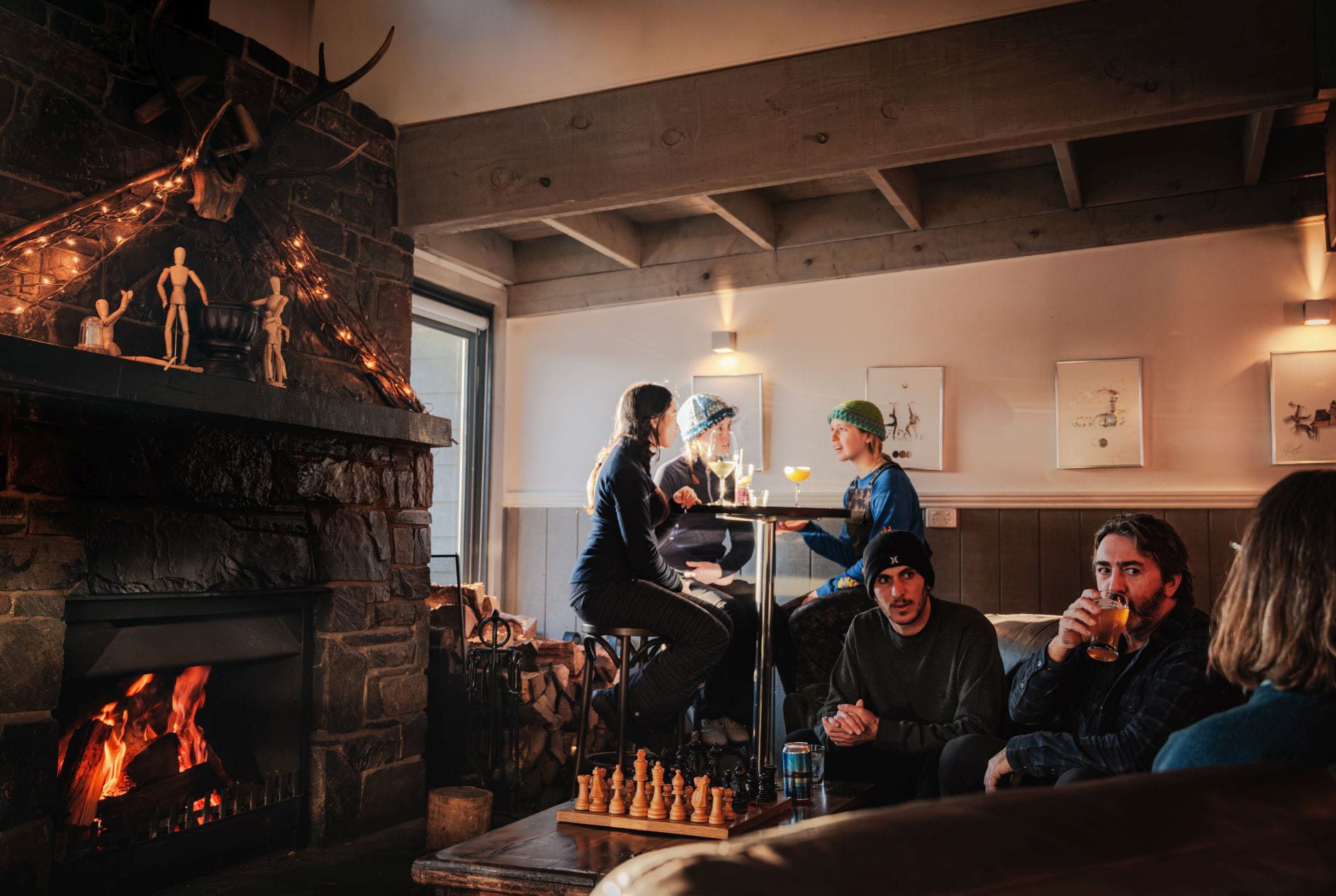 Enjoy a pizza and cocktail at Alphutte.