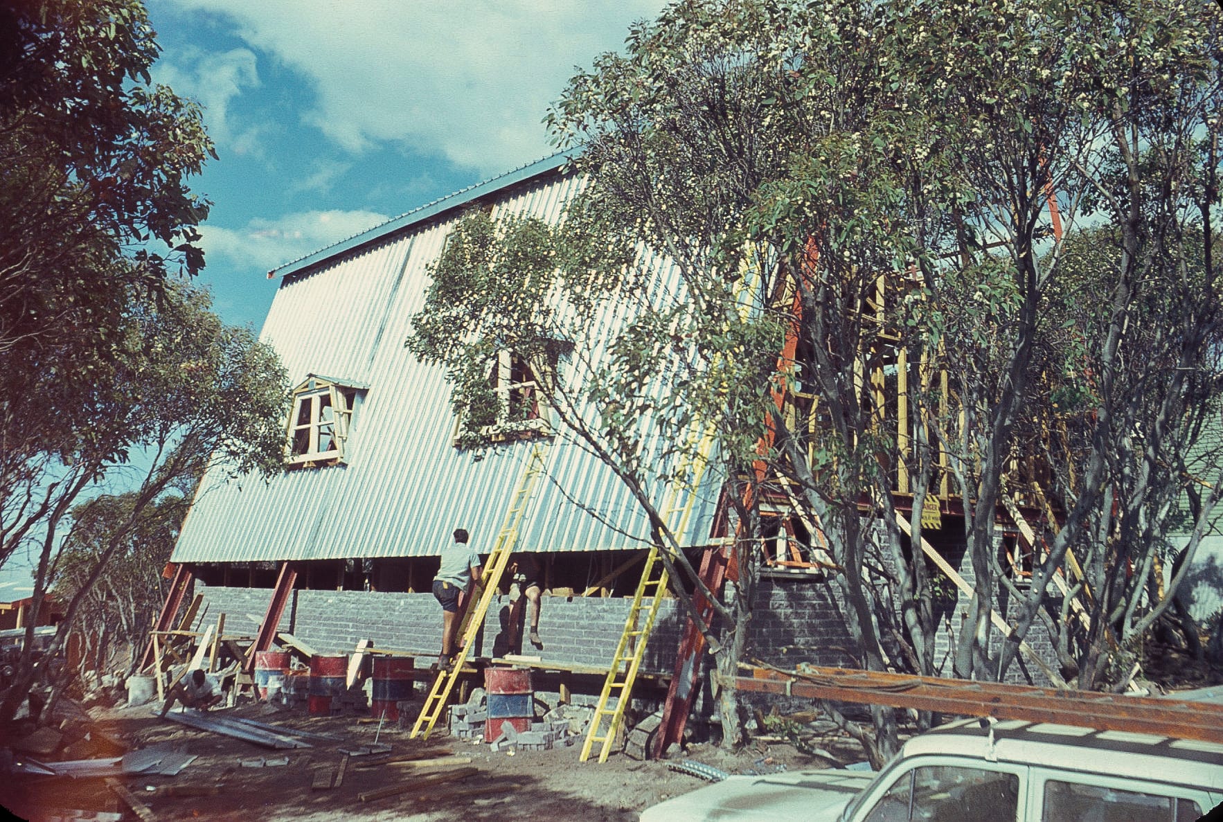 The roof goes on - 1964 - PHOTO Steph Schwarz