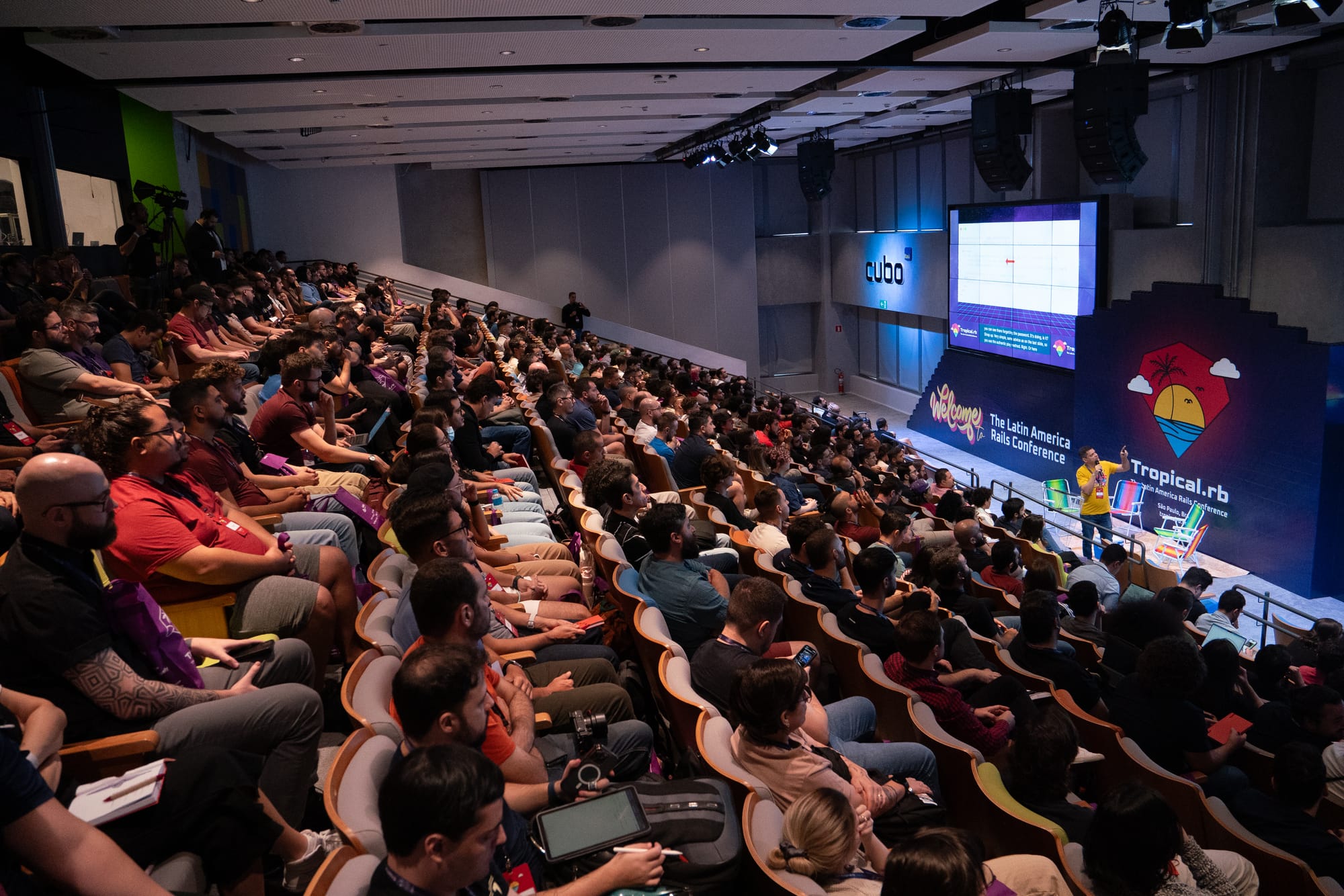 500 Tropical.rb attendees in an auditorium watching a presentation