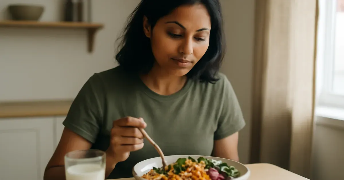 British woman eating a gut-healthy meal rich in fibre and prebiotic foods to improve gut health naturally
