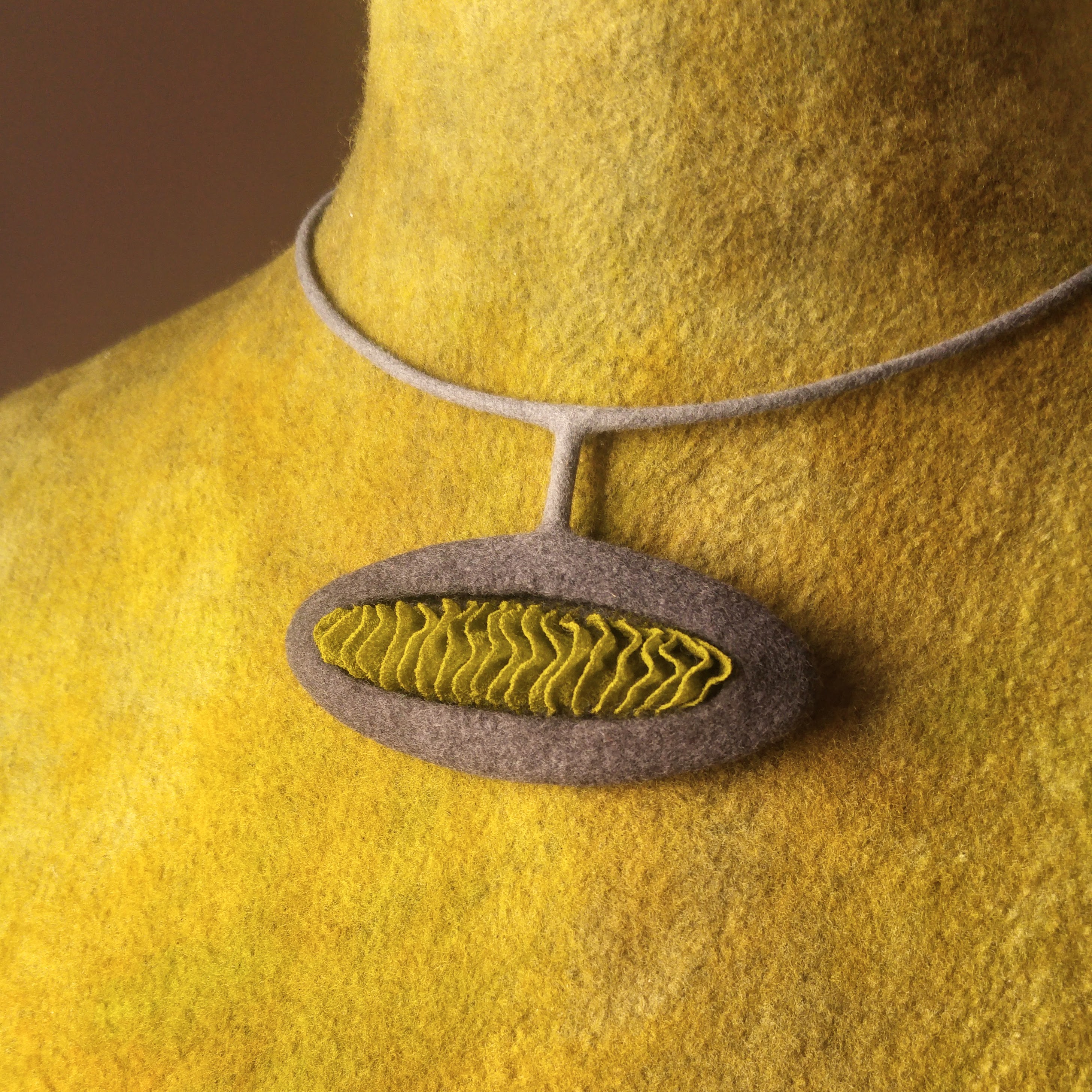 Necklace with wavy silk inlay by Anikó Boros.