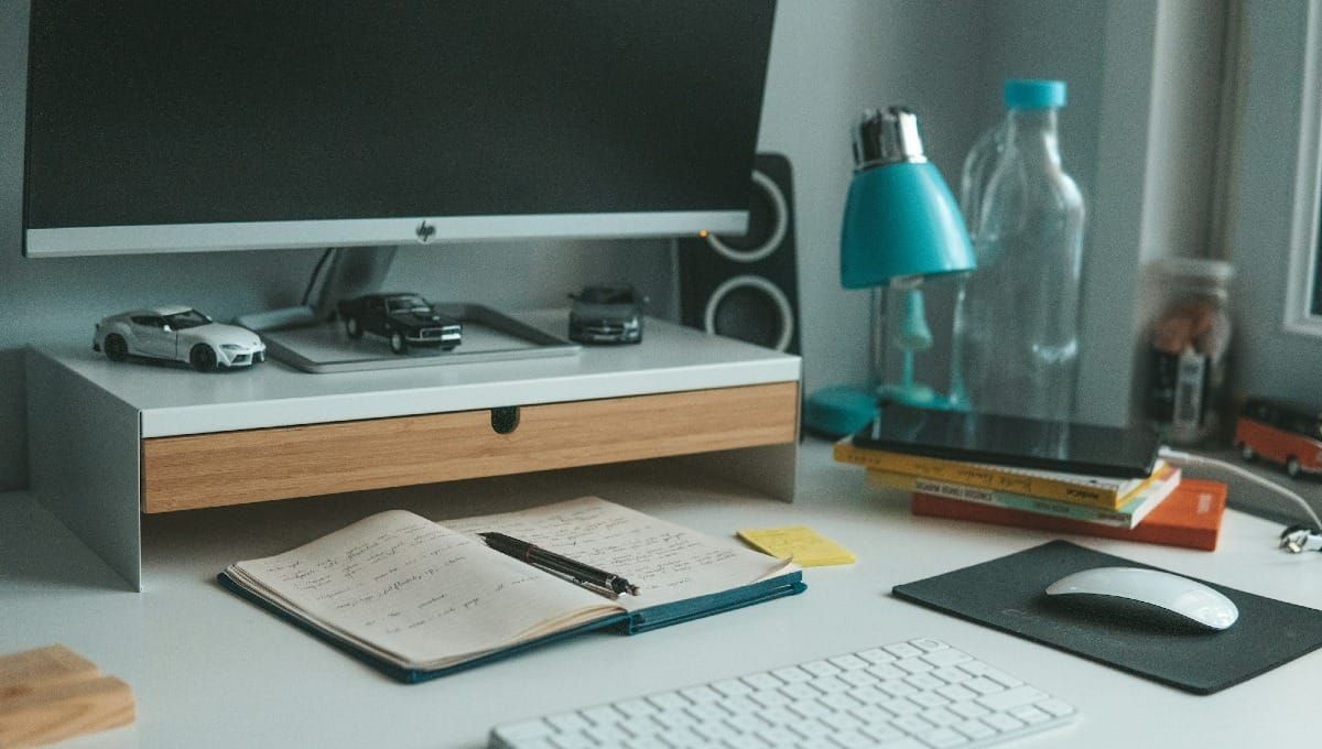 Scrivania ordinata dopo il processo di decluttering, ambiente minimalista e luminoso