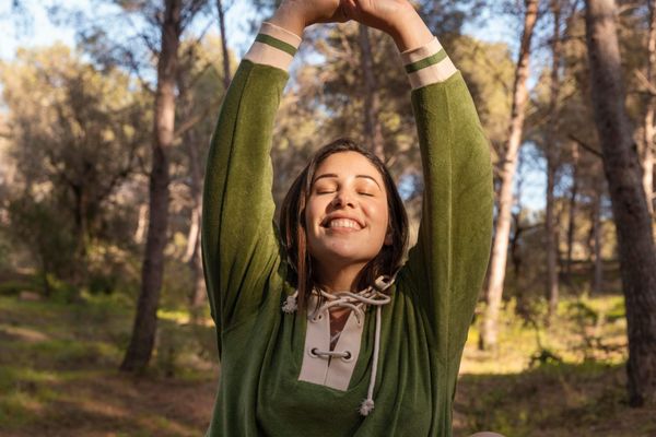 Ragazza felice simbolo delle 7 regole fondamentali per vivere una vita straordinaria e cogliere le opportunità quotidiane.