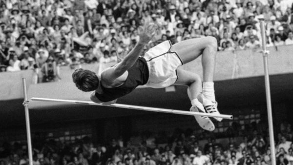 Dick Fosbury in azione, salto in alto con tecnica rivoluzionaria alle Olimpiadi del 1968