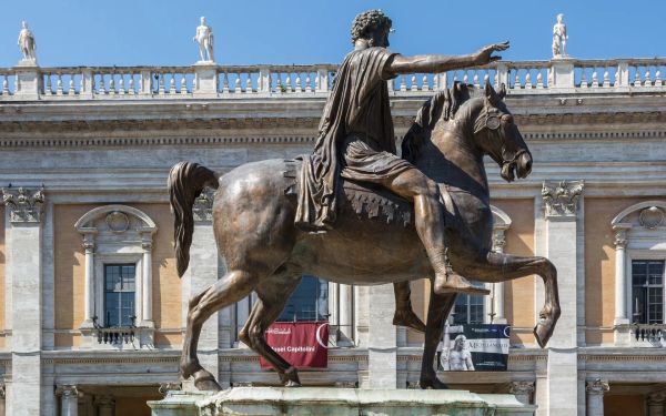 Statua di Marco Aurelio con le sue frasi filosofiche stoiche
