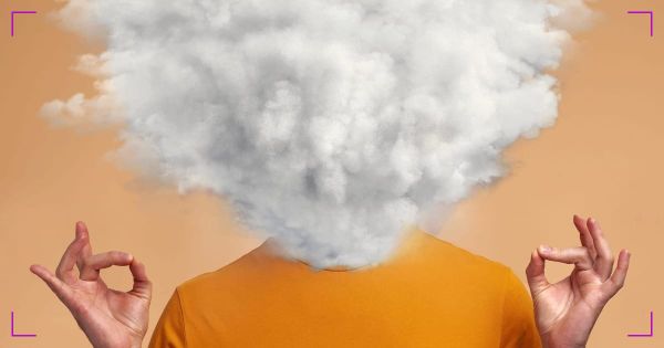 Persona che medita circondata da una nuvola - concetto di nutrire la mente