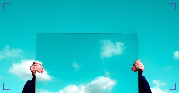 Donna che tiene uno specchio, metafora della crescita personale