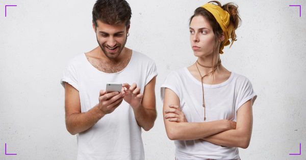 Coppia che si guarda negli occhi senza smartphone - metodo contro il phubbing