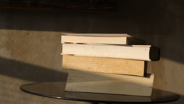 Cinque libri di crescita personale selezionati su una scrivania, pronti da leggere