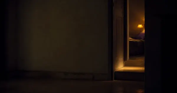 Unico gradino illuminato che svanisce nel buio, in un corridoio stretto, nel silenzio profondo d'estate, diventare…