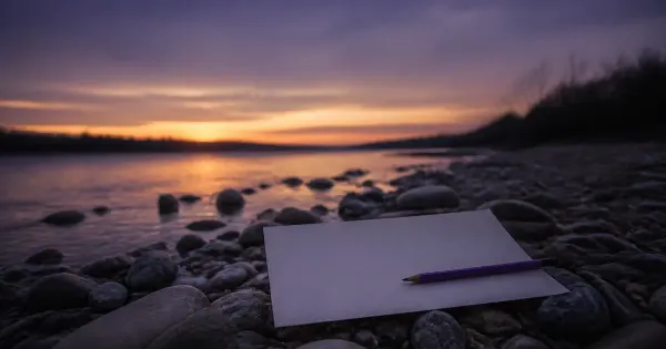 Foglio bianco accanto a una matita temperata, su una riva di pietre lisce, al primo minuto del tramonto, iniziare leggere…